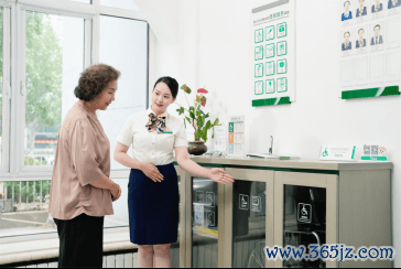 图：柜面服务人员为老年客户介绍适老化服务设施