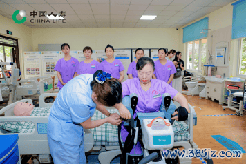 图：长护服务现场培训