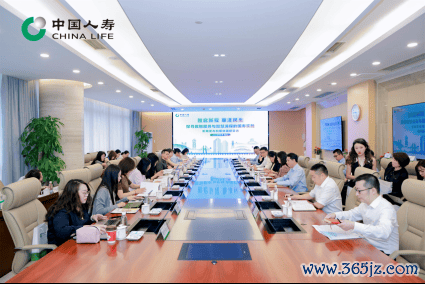 图：媒体采访团调研中国人寿数智服务与智慧消保情况