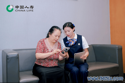 图：柜面服务人员指导客户线上办理业务