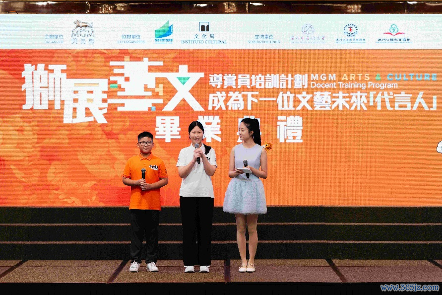 图为完成培训课程的初中学生梁玮婷（中）分享收获。主办方供图