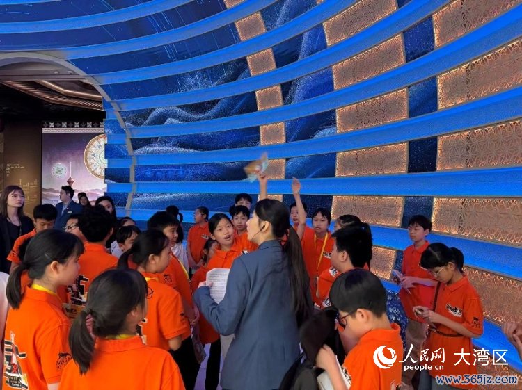 图为首期学员毕业典礼一结束，就走进保利美高梅博物馆导赏工作岗位。人民网记者 富子梅摄