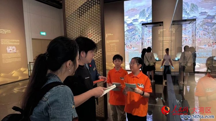 图为两位小学生在场景式互动教学中。人民网记者 富子梅摄